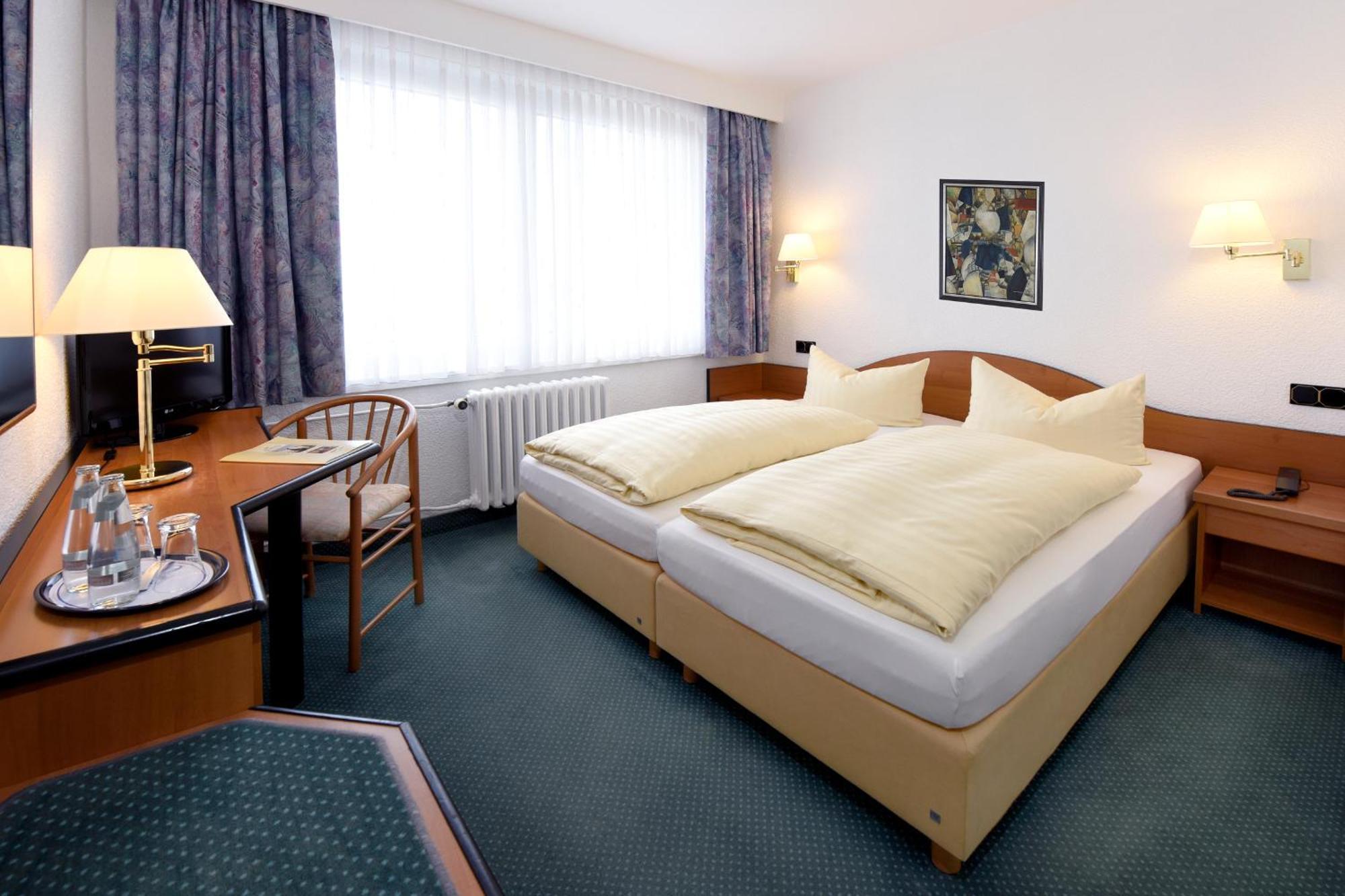 Lat Hotel & Apartmenthaus Berlin Айзенхюттенштадт Экстерьер фото