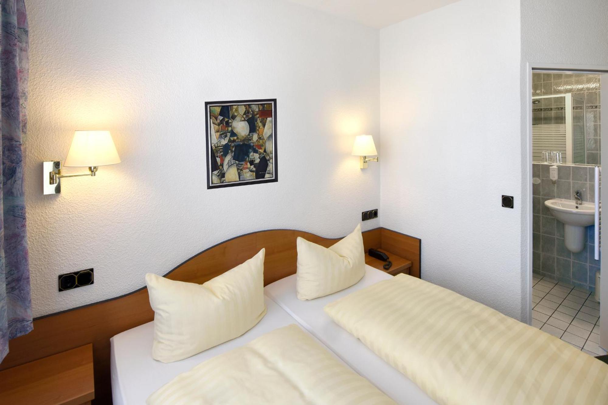 Lat Hotel & Apartmenthaus Berlin Айзенхюттенштадт Экстерьер фото